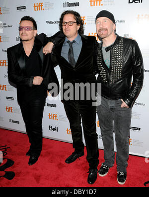 Bono, Directeur Davis Guggenheim et le bord 'From The Sky Down' premiere arrivée au Roy Thomson Hall au cours de la 36e Assemblée annuelle du Toronto International Film Festival. Toronto, Canada - 08.09.11 Banque D'Images