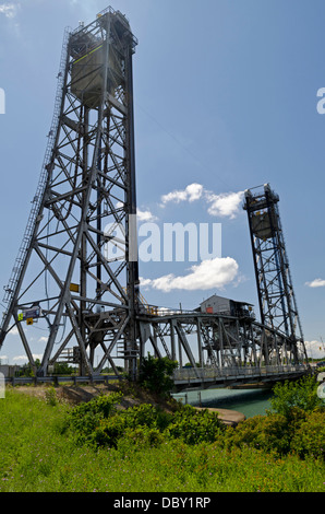 Vue d'un pont-levis pont 5, utilisé par les véhicules sur le canal Welland à St. Catharines, Ontario. Banque D'Images