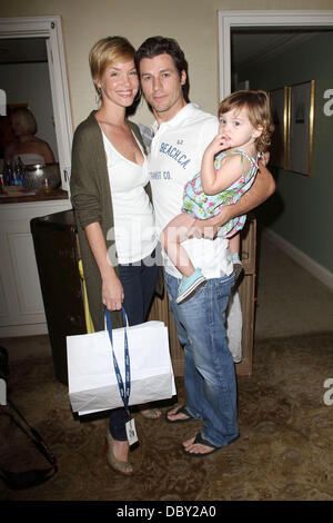 Ashley Scott avec mari Steve Hart et sa fille Ada JetBlue et Nubar inviter des stars et VIP's pour trois jours de soins et leurs dons - Jour 3 tenue à l'hôtel Peninsula Beverly Hills, Californie - 08.09.11 Banque D'Images