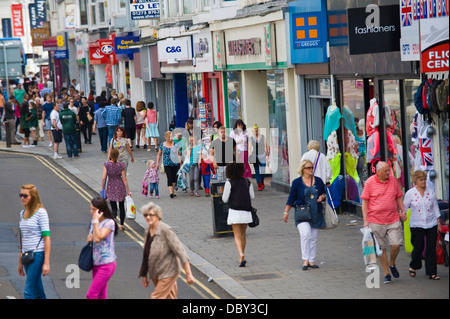 Consommateurs et aux touristes sur occupation high street à Brighton East Sussex England UK Banque D'Images