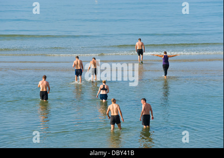 Tôt le matin, groupe de baigneurs sur la plage de Brighton East Sussex England UK Banque D'Images