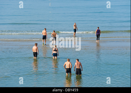 Tôt le matin, groupe de baigneurs sur la plage de Brighton East Sussex England UK Banque D'Images