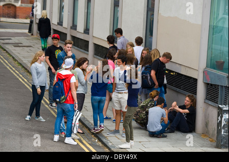 Groupe d'adolescents traînant sur coin de rue dans la région de Brighton East Sussex England UK Banque D'Images