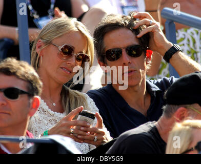 Ben Stiller et sa femme Christine Taylor l'US Open Tennis match de demi-finale entre Roger Federer et Novak Djokovic, tenue à l'USTA Billie Jean King National Tennis Center de Flushing, Queens, New York City, USA - 10.09.11 Banque D'Images