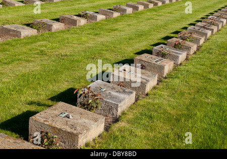 Les pierres tombales du cimetière juif de la petite forteresse, le Mémorial de Terezin, en République Tchèque Banque D'Images