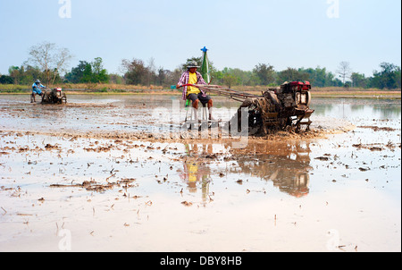 La tradition d'un agriculteur petite machine préparer le sol pour le repiquage du riz Banque D'Images