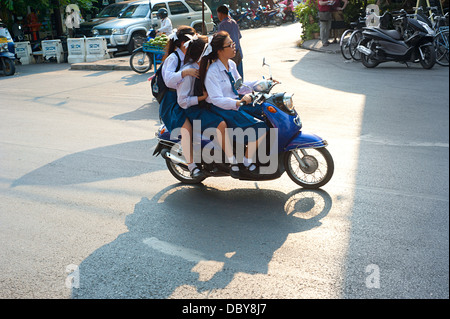 Les écolières non identifiés équitation en moto à Chiang Mai, Thaïlande. Banque D'Images