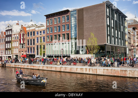 Les gens attendent en ligne à la maison Anne Frank, musée du canal de Prinsengracht, Hollande, Pays-Bas. Banque D'Images