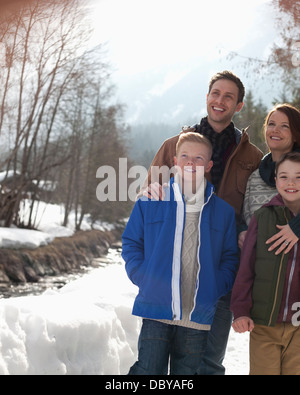 Happy Family standing in snow Banque D'Images