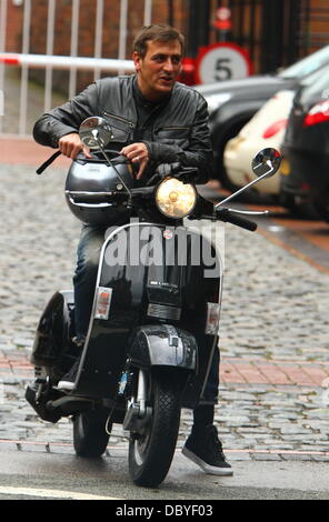 Chris Gascoyne arrive sur un scooter 'Coronation Street' cast arrivant à la Granada Studios Manchester, Angleterre - 14.09.11 Banque D'Images