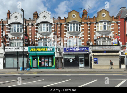 Green Lanes, London, UK. 6 août 2013. Trois boutiques vides sur les Green Lanes, Haringey. Il y a 7 000 magasins de Londres vide, coûtant £350m de baisse du chiffre d'affaires. Crédit : Matthieu Chattle/Alamy Live News Banque D'Images