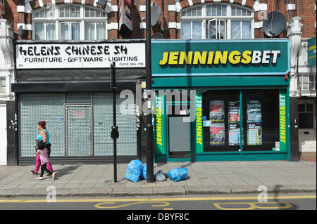 Green Lanes, London, UK. 6 août 2013. Boutiques vides sur les Green Lanes, Haringey. Il y a 7 000 magasins de Londres vide, coûtant £350m de baisse du chiffre d'affaires. Crédit : Matthieu Chattle/Alamy Live News Banque D'Images