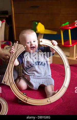 Jeu de train,toutes les étoiles, jouer avec les trains brio,modèle,meubles, l'arrière-plan, enfant, l'enfance, gros plan, couleur, coloré, concept, educ Banque D'Images