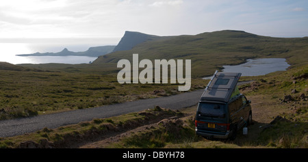 Petit motor home wild campé près de Waterstein Head, Duirinish côte, Isle of Skye, Scotland, UK Banque D'Images