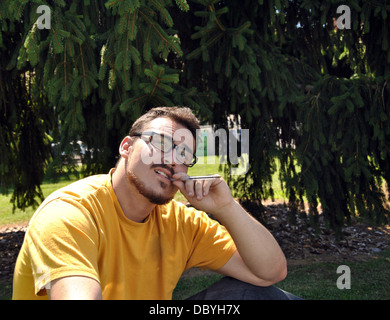 College student couché dans l'herbe au soleil Banque D'Images