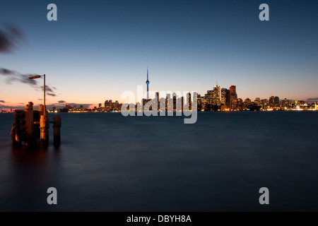 Toronto Skyline at night, vue de l'Ward Island Ferry Dock. Banque D'Images