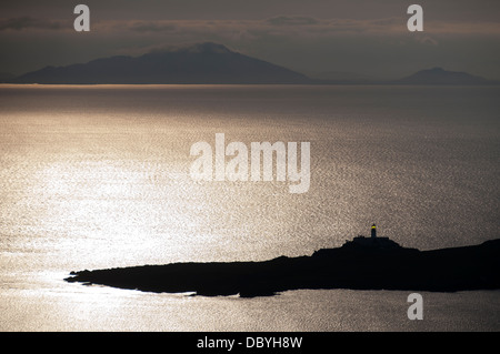 Les îles de l'Ouest sur les eaux de l'Minch avec Neiss Point, Duirinish, sur l'île de Skye au premier plan. L'Écosse, au Royaume-Uni. Banque D'Images