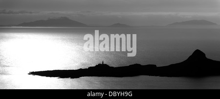 Les îles de l'Ouest sur les eaux de l'Minch avec Neiss Point, Duirinish, sur l'île de Skye au premier plan. L'Écosse, au Royaume-Uni. Banque D'Images