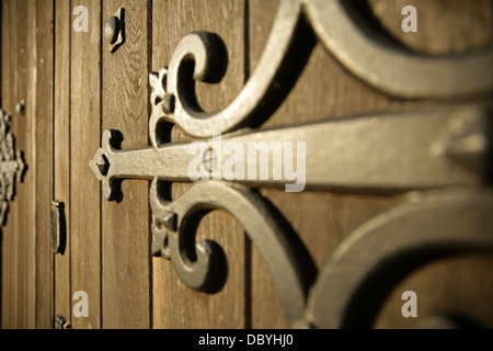 Charnière de porte en fer forgé ouvragé, Eglise St Mary, Snowdonia, Beddgelert, Gwynedd, au nord du Pays de Galles. Banque D'Images