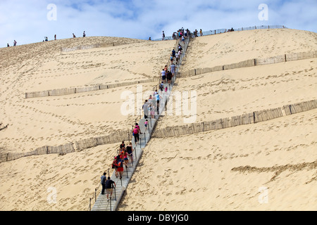 Les personnes qui désirent visiter la célèbre Dune du Pyla, la plus haute dune de sable en Europe, à Pyla sur Mer, France. Banque D'Images