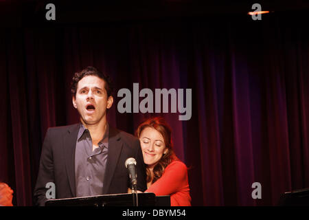 Paul Anthony Stewart, Kate Wetherhead Productions présente sur scène en chantant "à côte par Sondheim', un concert de chansons écrites par Stephen Sondheim avant 1979, tenue à la Laurie Beechman Theatre. La ville de New York, USA - 15.09.11 Banque D'Images