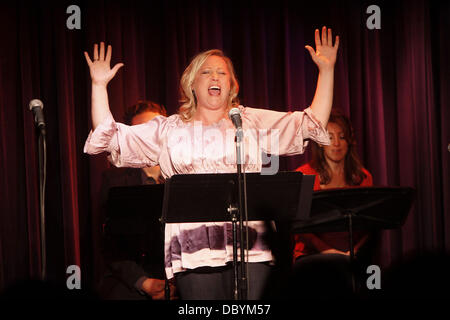 Sally Wilfert chanter sur scène Productions présente 'Scôte à côte par Sondheim', un concert de chansons écrites par Stephen Sondheim avant 1979, tenue à la Laurie Beechman Theatre. La ville de New York, USA - 15.09.11 Banque D'Images