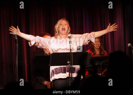 Sally Wilfert chanter sur scène Productions présente 'Scôte à côte par Sondheim', un concert de chansons écrites par Stephen Sondheim avant 1979, tenue à la Laurie Beechman Theatre. La ville de New York, USA - 15.09.11 Banque D'Images