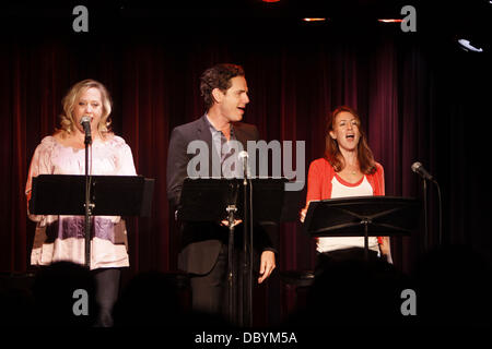 Sally Wilfert, Paul Anthony Stewart, Kate Wetherhead Productions présente sur scène en chantant "à côte par Sondheim', un concert de chansons écrites par Stephen Sondheim avant 1979, tenue à la Laurie Beechman Theatre. La ville de New York, USA - 15.09.11 Banque D'Images