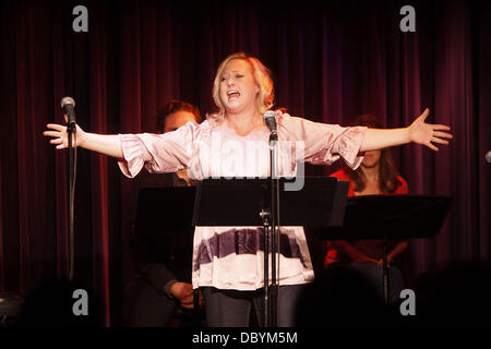 Sally Wilfert chanter sur scène Productions présente 'Scôte à côte par Sondheim', un concert de chansons écrites par Stephen Sondheim avant 1979, tenue à la Laurie Beechman Theatre. La ville de New York, USA - 15.09.11 Banque D'Images