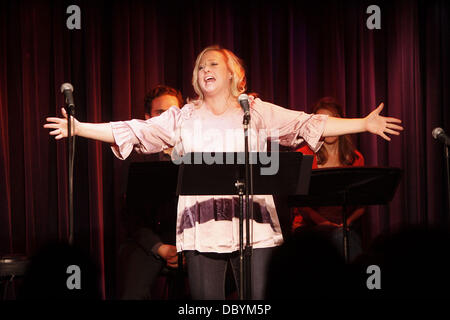 Sally Wilfert chanter sur scène Productions présente 'Scôte à côte par Sondheim', un concert de chansons écrites par Stephen Sondheim avant 1979, tenue à la Laurie Beechman Theatre. La ville de New York, USA - 15.09.11 Banque D'Images