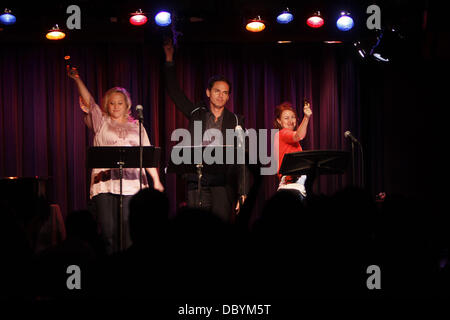 Sally Wilfert, Paul Anthony Stewart, Kate Wetherhead Productions présente sur scène en chantant "à côte par Sondheim', un concert de chansons écrites par Stephen Sondheim avant 1979, tenue à la Laurie Beechman Theatre. La ville de New York, USA - 15.09.11 Banque D'Images