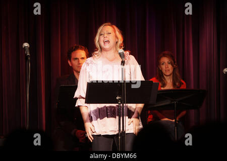 Sally Wilfert chanter sur scène Productions présente 'Scôte à côte par Sondheim', un concert de chansons écrites par Stephen Sondheim avant 1979, tenue à la Laurie Beechman Theatre. La ville de New York, USA - 15.09.11 Banque D'Images