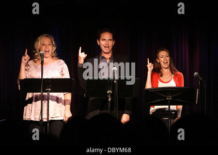 Sally Wilfert, Paul Anthony Stewart, Kate Wetherhead Productions présente sur scène en chantant "à côte par Sondheim', un concert de chansons écrites par Stephen Sondheim avant 1979, tenue à la Laurie Beechman Theatre. La ville de New York, USA - 15.09.11 Banque D'Images