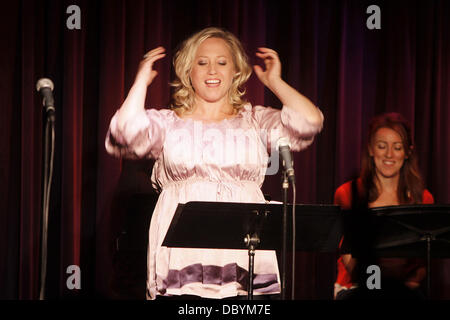 Sally Wilfert chanter sur scène Productions présente 'Scôte à côte par Sondheim', un concert de chansons écrites par Stephen Sondheim avant 1979, tenue à la Laurie Beechman Theatre. La ville de New York, USA - 15.09.11 Banque D'Images