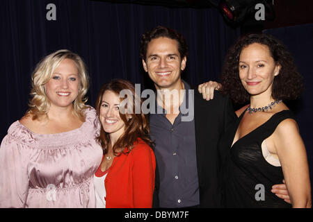 Sally Wilfert, Kate Wetherhead, Paul Anthony Stewart, Barbara Walsh chanter sur scène Productions présente 'Scôte à côte par Sondheim', un concert de chansons écrites par Stephen Sondheim avant 1979, tenue à la Laurie Beechman Theatre. La ville de New York, USA - 1 Banque D'Images