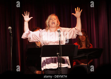 Sally Wilfert chanter sur scène Productions présente 'Scôte à côte par Sondheim', un concert de chansons écrites par Stephen Sondheim avant 1979, tenue à la Laurie Beechman Theatre. La ville de New York, USA - 15.09.11 Banque D'Images