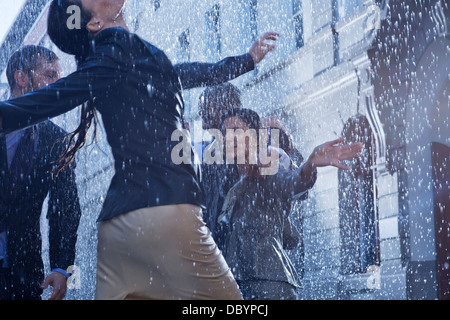 Les gens d'affaires la danse de la pluie Banque D'Images