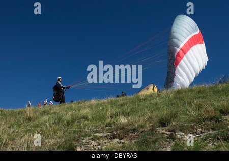 Prêt à aller près de parapente Mont Gerlitzen (Ossiach, Autriche) Banque D'Images