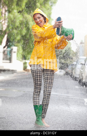 Portrait de femme enthousiaste de vider dans la pluie d'amorçage Banque D'Images