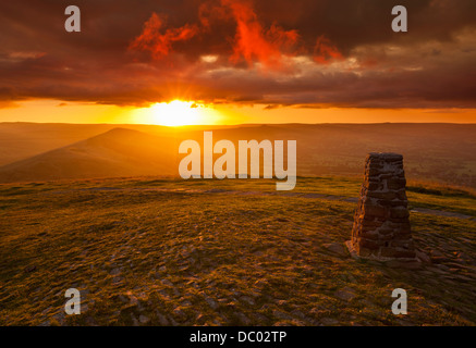 MAM Tor Peak district Sunrise at the Great Ridge MAM Tor Derbyshire Peak district parc national Hope Valley Angleterre GB Europe Banque D'Images