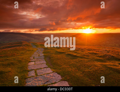 Lever du soleil à la Great Ridge Mam Tor Derbyshire Peak district Park Hope Valley Angleterre Royaume-Uni GB Europe Banque D'Images