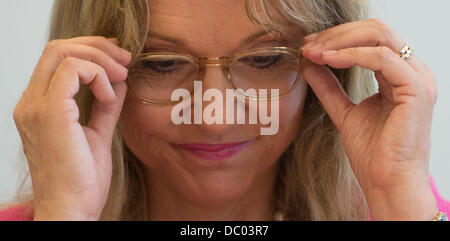 Munich, Allemagne. Le 06 août, 2013. Le ministre de la Justice de Bavière Beate Merk parle au cours d'une conférence de presse préparée rapidement sur le thème de la lutte contre le dopage dans le sport à Munich, Allemagne, 06 août 2013. Merk a annoncé qu'elle est satisfaite de la décision de l'OLG sur la libération immédiate de Gustl Mollath à partir de l'hôpital phsychiatric. Photo : PETER KNEFFEL/dpa/Alamy Live News Banque D'Images