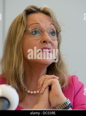 Munich, Allemagne. Le 06 août, 2013. Le ministre de la Justice de Bavière Beate Merk parle au cours d'une conférence de presse préparée rapidement sur le thème de la lutte contre le dopage dans le sport à Munich, Allemagne, 06 août 2013. Merk a annoncé qu'elle est satisfaite de la décision de l'OLG sur la libération immédiate de Gustl Mollath à partir de l'hôpital phsychiatric. Photo : PETER KNEFFEL/dpa/Alamy Live News Banque D'Images