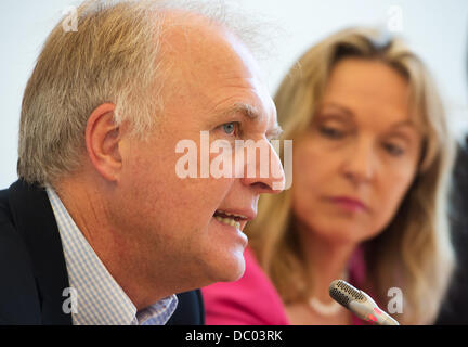 Munich, Allemagne. Le 06 août, 2013. Le ministre de la Justice de Bavière Beate Merk et président de l'Association d'athlétisme allemand Clemens Prokop parler lors d'un court-avis conférence de presse sur le thème de la lutte contre le dopage dans le sport à Munich, Allemagne, 06 août 2013. Photo : PETER KNEFFEL/dpa/Alamy Live News Banque D'Images