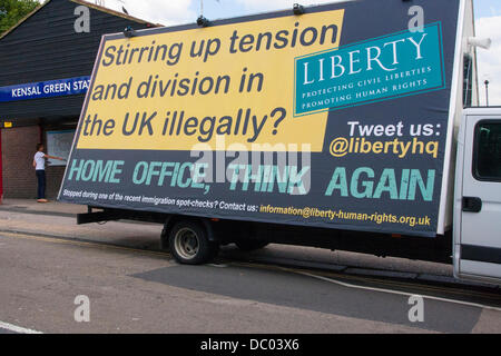 Londres, Royaume-Uni. 6e août 2013. Liberty's raciste anti van stationné jusqu'à l'extérieur de la station de métro Kensal Green en réponse à la campagne controversée du Home Office à l'aide d'un van de publicité incitant les immigrants illégaux de rentrer à la maison. Crédit : Paul Davey/Alamy Live News Banque D'Images