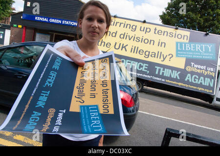 Londres, Royaume-Uni. 6e août 2013. Liberty's raciste anti van stationné jusqu'à l'extérieur de la station de métro Kensal Green en réponse à la campagne controversée du Home Office à l'aide d'un van de publicité incitant les immigrants illégaux de rentrer à la maison. Crédit : Paul Davey/Alamy Live News Banque D'Images