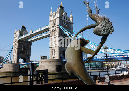 David wynnes fille avec un dauphin statue devant le Tower Bridge London England UK Banque D'Images