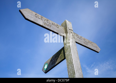 Cleveland Way Panneau routier sur les falaises au nord de Scarborough, North Yorkshire, montrant la distance à Helmsley. Fond de Ciel bleu, et sentier du marker Banque D'Images