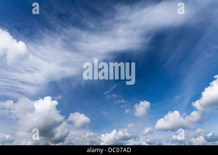 Image en arrière-plan, ciel bleu et nuages blancs sur une journée ensoleillée. Cumulus et Cirrus types de nuages, avec un dessous gris foncé à un faible niveau. La lumière polarisée. Banque D'Images