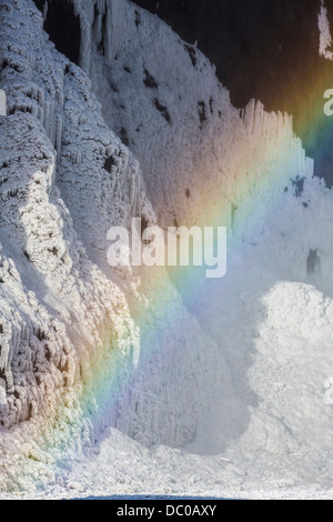 Cascade de Skogafoss congelé avec rainbow, l'Islande. Banque D'Images